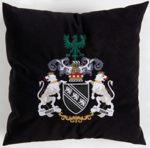 coussin-brode-armes-de-kilmaine